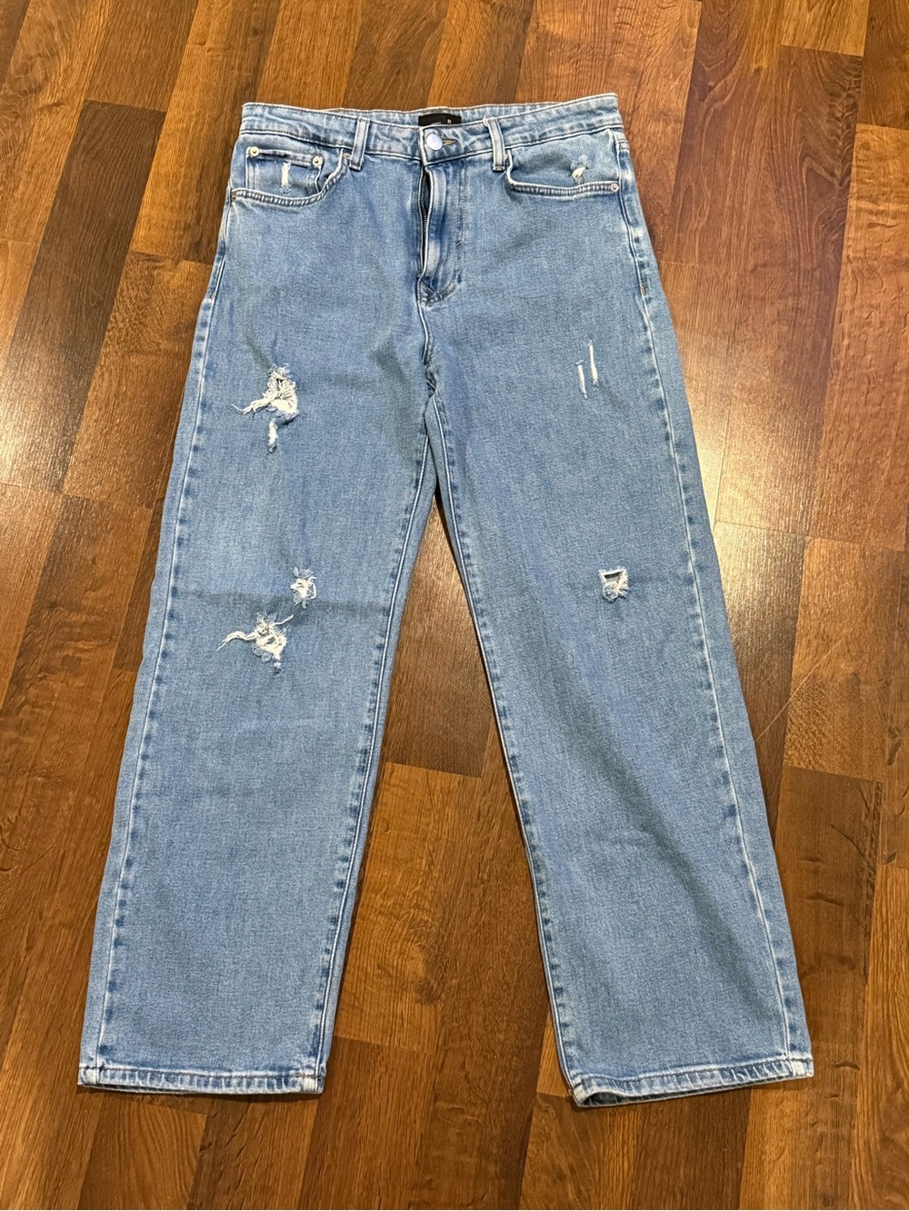 NWOT women’s Forever 21 Light Wash Distressed Straight Leg Jeans (size 31)